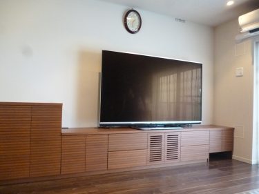 さいたま市に『ルーバー扉仕様のＴＶボード』を納品！