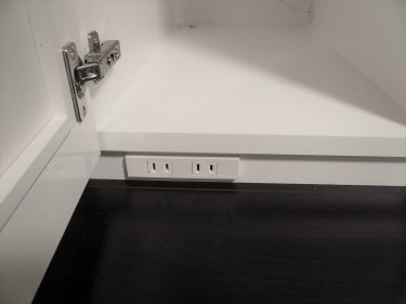 扉を開けずに電源を取れる！壁面収納にオススメの「コンセント巾木増設」