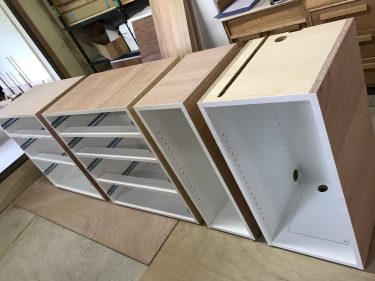工場での家具の組み立て！　その３