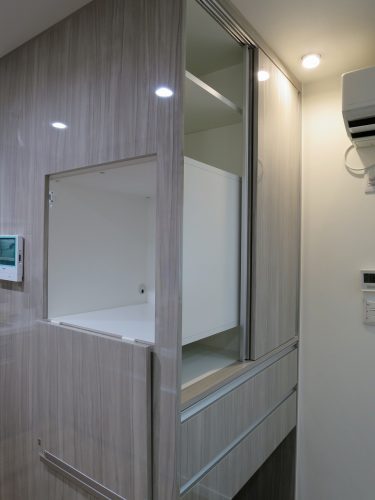 キッチンとダイニングを間仕切った食器棚｜施工事例｜東京都世田谷区｜戸建て