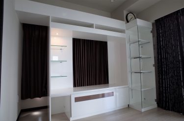 窓から差し込む明かりを活かす！家具の後ろに窓がある場合の壁面収納
