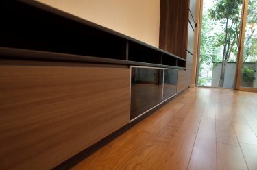 ライティングデスクもある！上品な２トーンカラーの壁面収納！